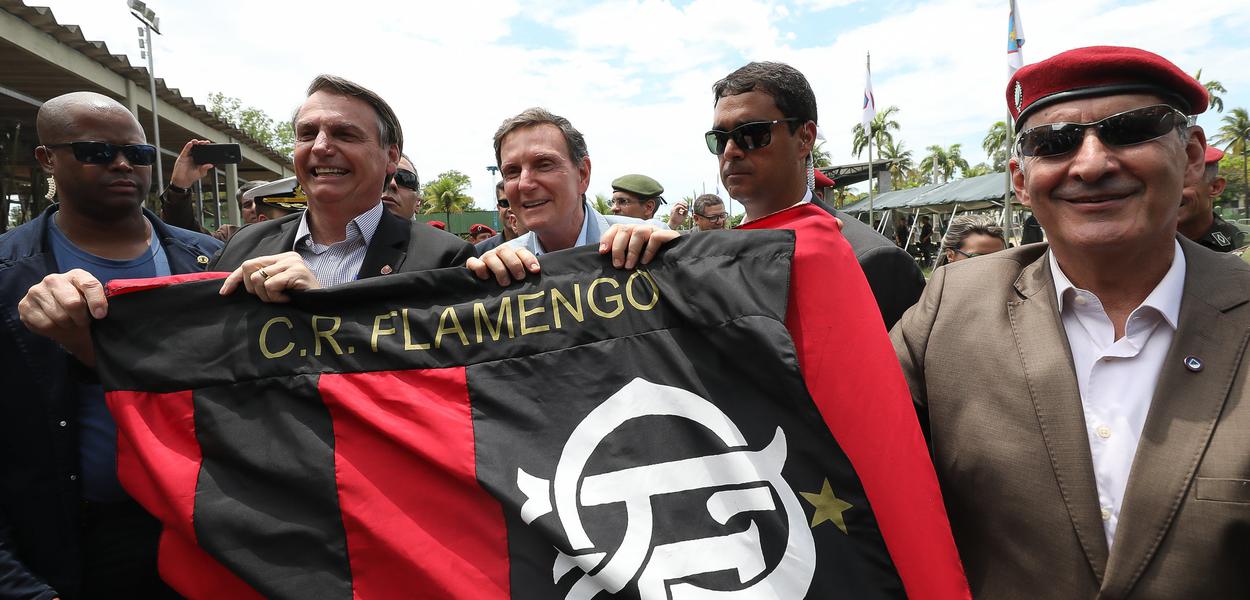 Bolsonaro caminha com a faixa do Flamengo ao lado de Marcelo Crivella