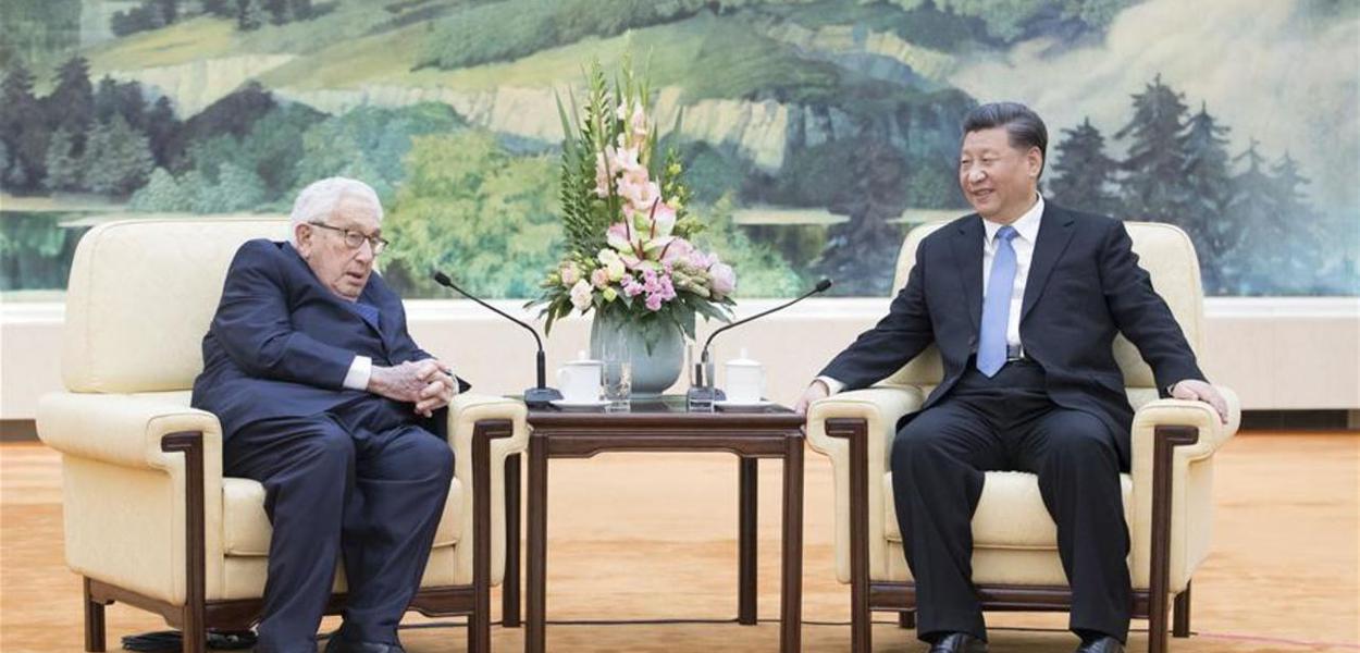 O presidente chinês, Xi Jinping e o veterano diplomata Henry Kissinger
