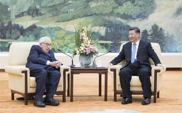 O presidente chinês, Xi Jinping e o veterano diplomata Henry Kissinger