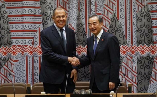 Chanceleres Lavrov (Rússia) e Wang (China)