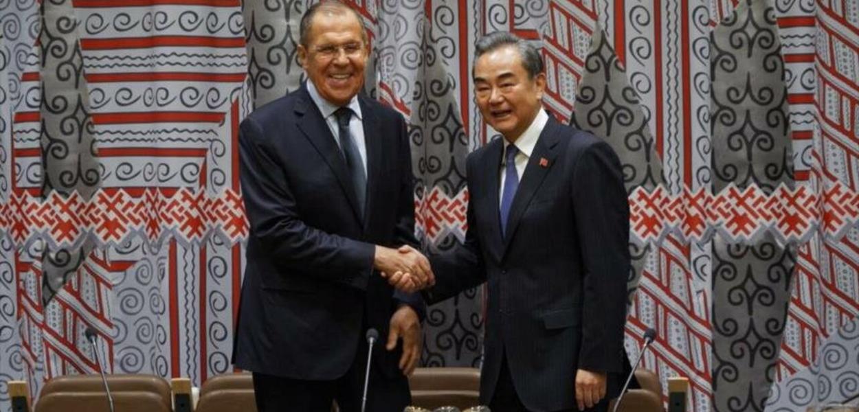 Chanceleres Lavrov (Rússia) e Wang (China)