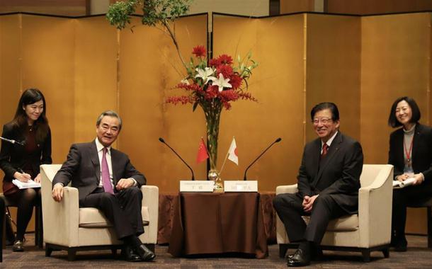 O chanceler chinês anuncia nova era de cooperação com Japão