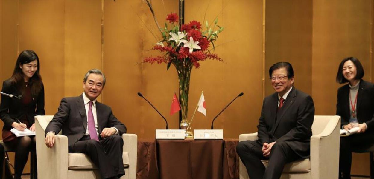 O chanceler chinês anuncia nova era de cooperação com Japão