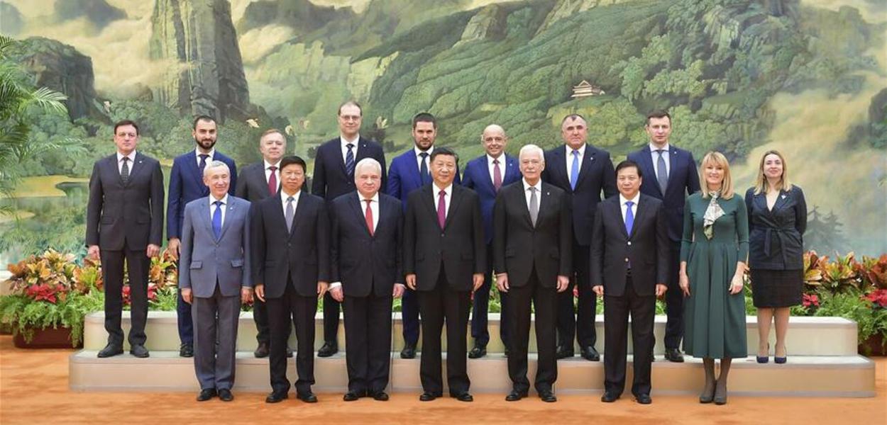Xi Jinping recebe delegação do Rússia Unida, partido de Putin