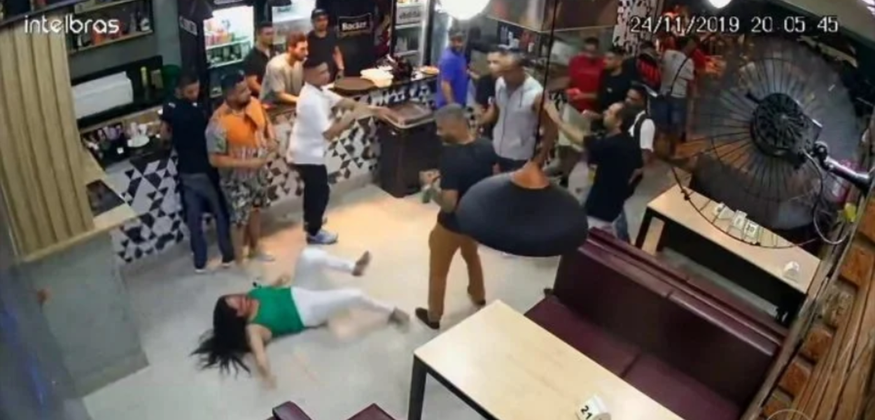 Homem agride mulher em bar de BH