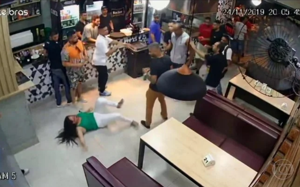 Homem agride mulher em bar de BH