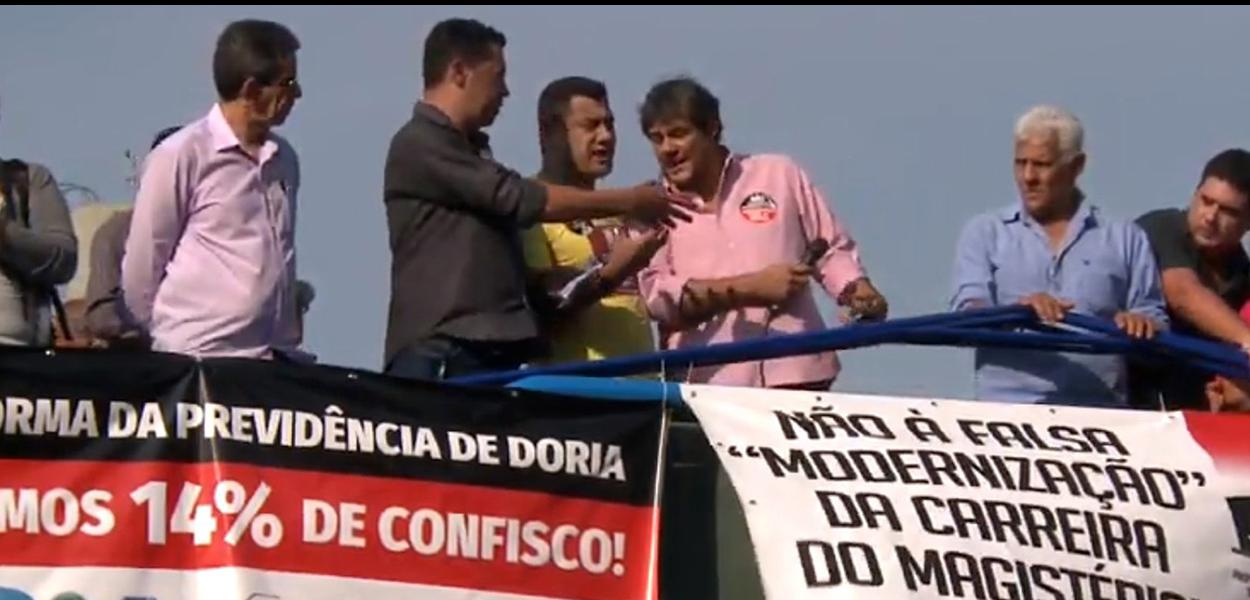 Professores realizam manifestação