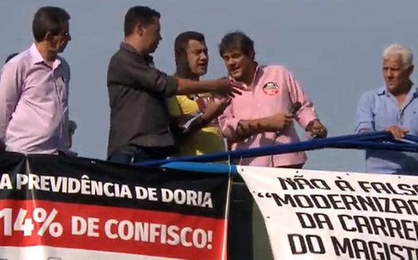 Professores realizam manifestação