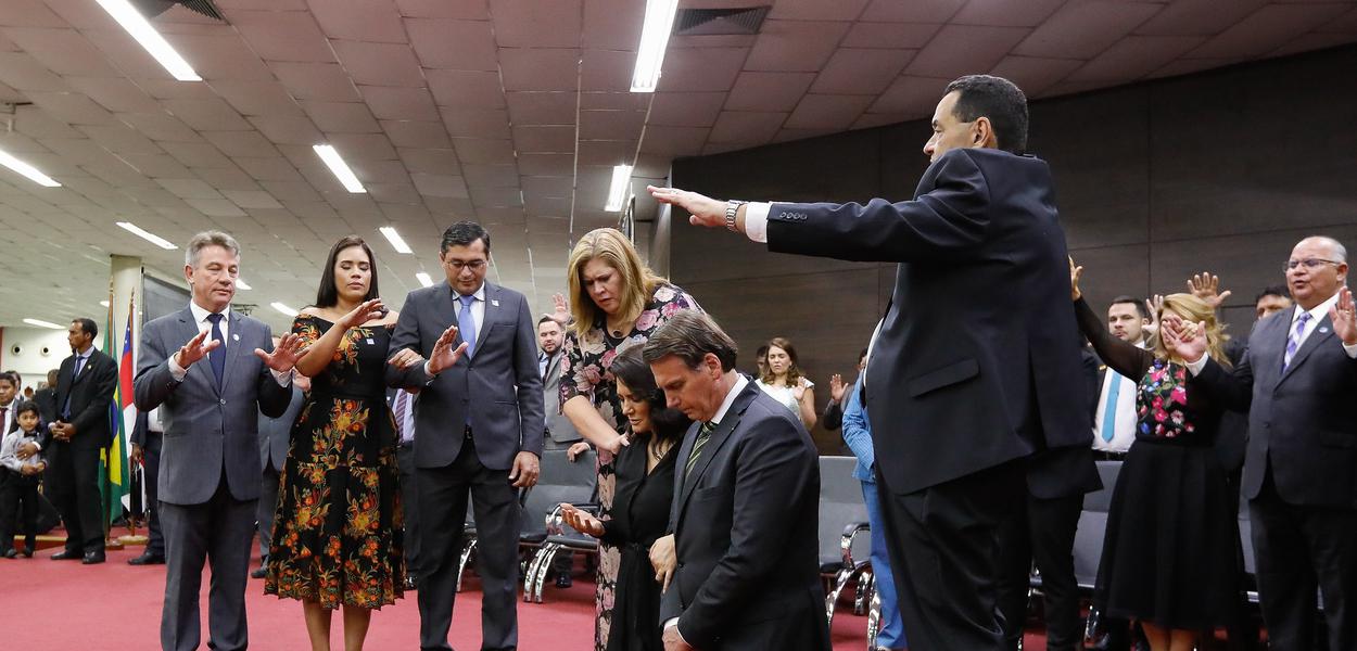 Jair e Michele Bolsonaro em culto