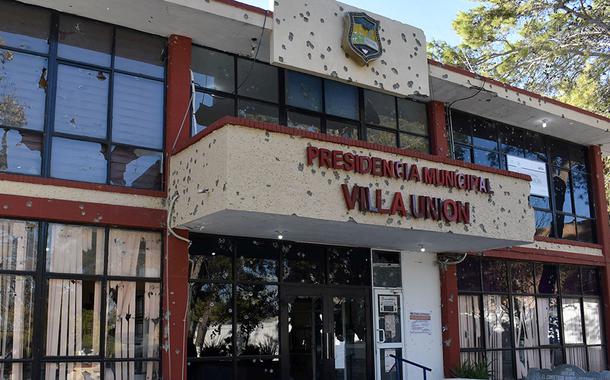 Prédio da prefeitura de Villa Union, no norte do México, com diversas marcas de tiro após ser alvo de um ataque