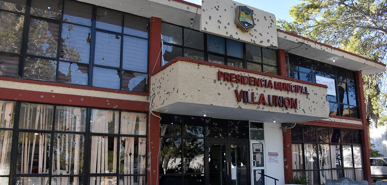 Prédio da prefeitura de Villa Union, no norte do México, com diversas marcas de tiro após ser alvo de um ataque