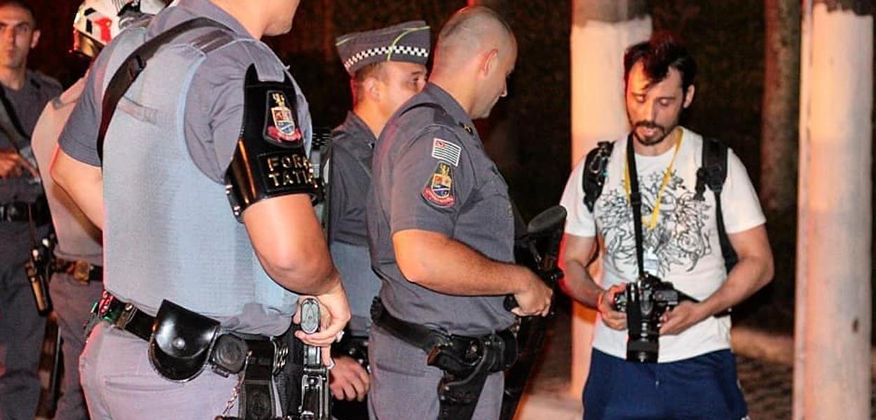 Daniel Arroyo é obrigado a mostrar imagens que fez do protesto para PMs