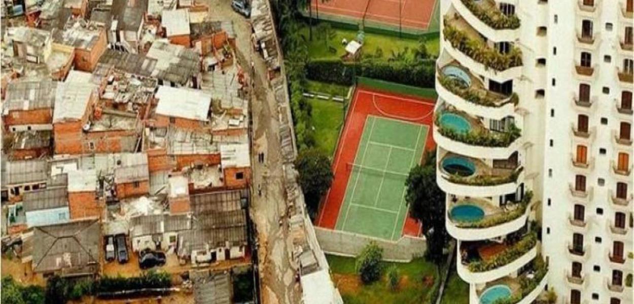 Favela de Paraisópolis ao lado de prédio luxuoso no Morumbi