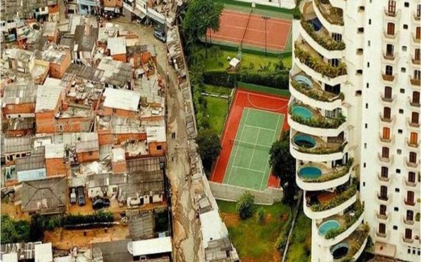 Favela de Paraisópolis ao lado de prédio luxuoso no Morumbi