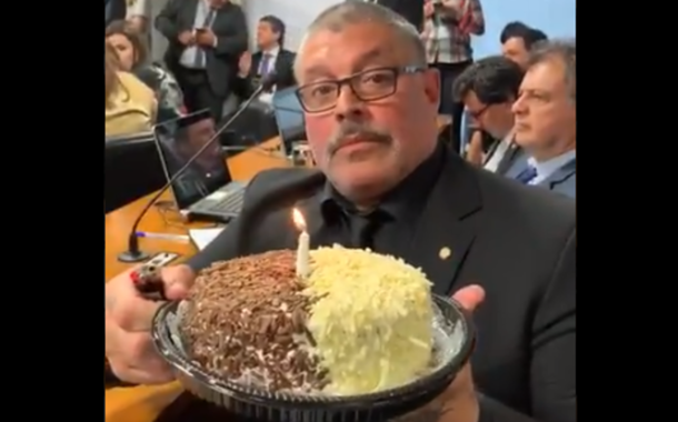 Deputado Alexandre Frota leva bolo à CPI das Fake News para comemorar um ano do caso Queiroz