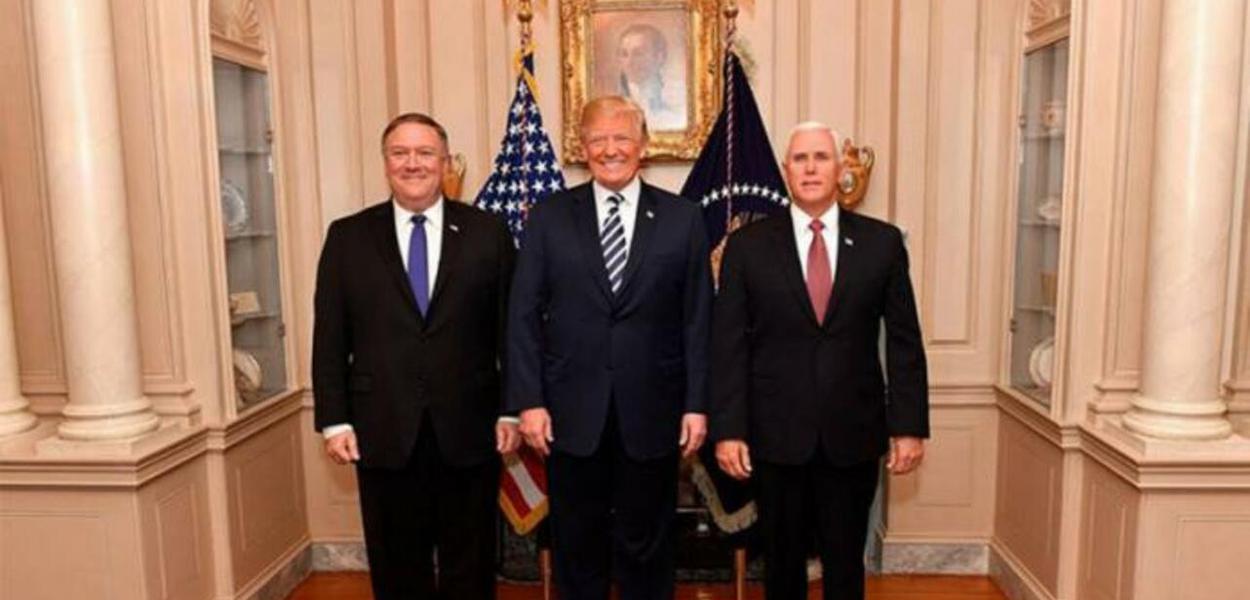 Da esquerda para a direita, Pompeo, Trump e Pence
