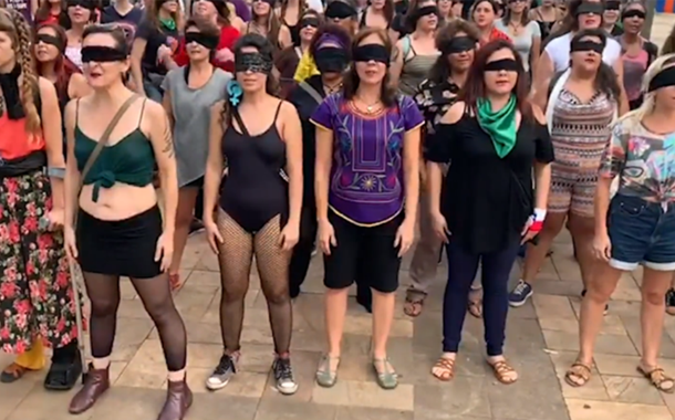 Feministas fazem versão brasileira de hino e coreografia chilenos