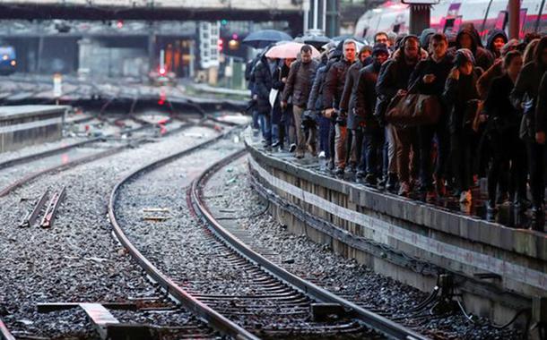 Passageiros andam em uma plataforma na estação de trem Gare Saint-Lazare, em Paris, em mais um dia de greve