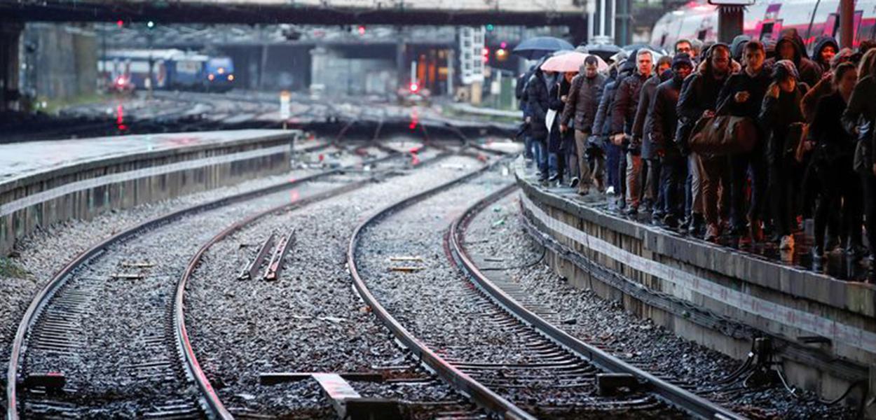 Passageiros andam em uma plataforma na estação de trem Gare Saint-Lazare, em Paris, em mais um dia de greve