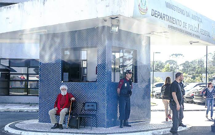 Leonardo Boff em frente à PF em Curitiba, após ser impedido de visitar Lula