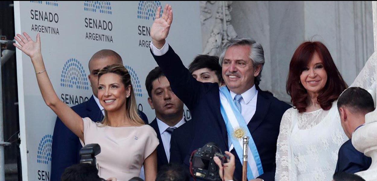 De faixa, FernÃ¡ndez acena para pÃºblico em posse na presidÃªncia da Argentina ao lado da vice Cristina Kirchner