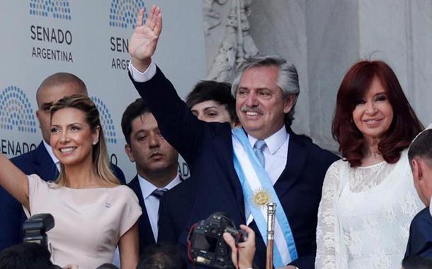 De faixa, FernÃ¡ndez acena para pÃºblico em posse na presidÃªncia da Argentina ao lado da vice Cristina Kirchner