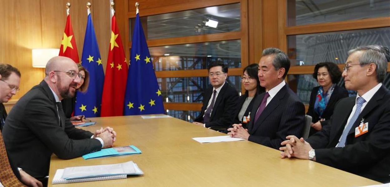 Reunião entre chanceler da China e presidente da Comissão Europeia