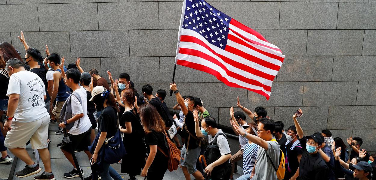 Manifestantes em Hong Kong, China, com bandeira dos Estados Unidos.