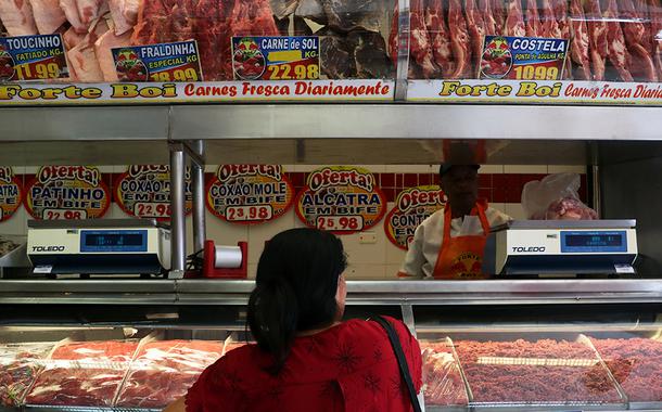 Mulher compra carne em açougue em Santo André