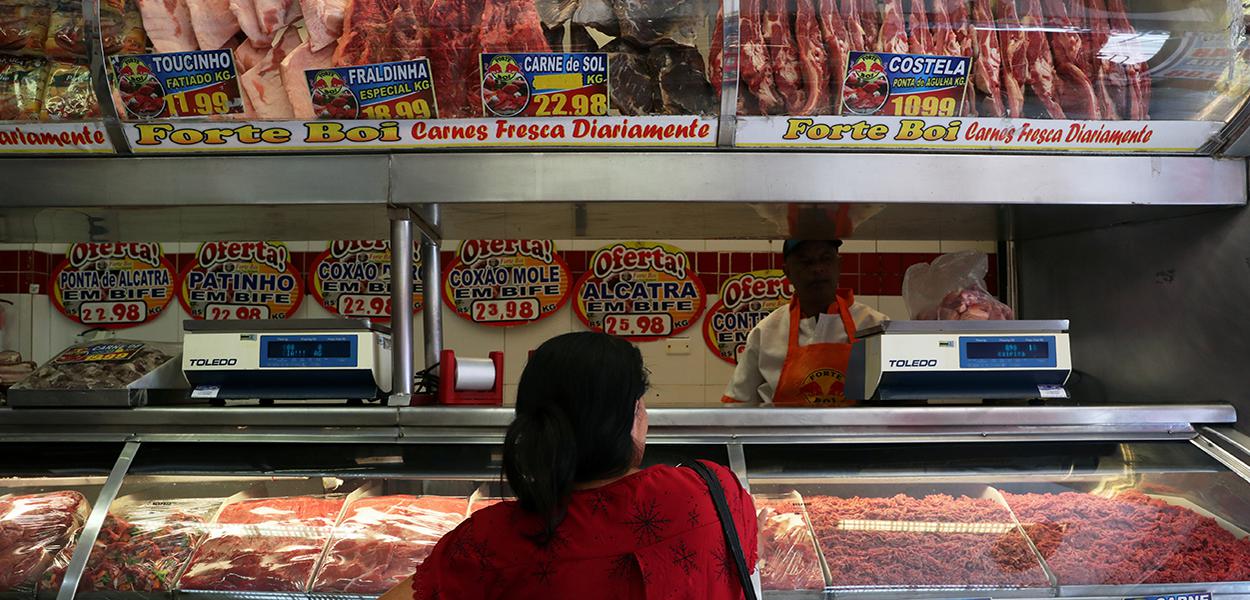 Mulher compra carne em açougue em Santo André