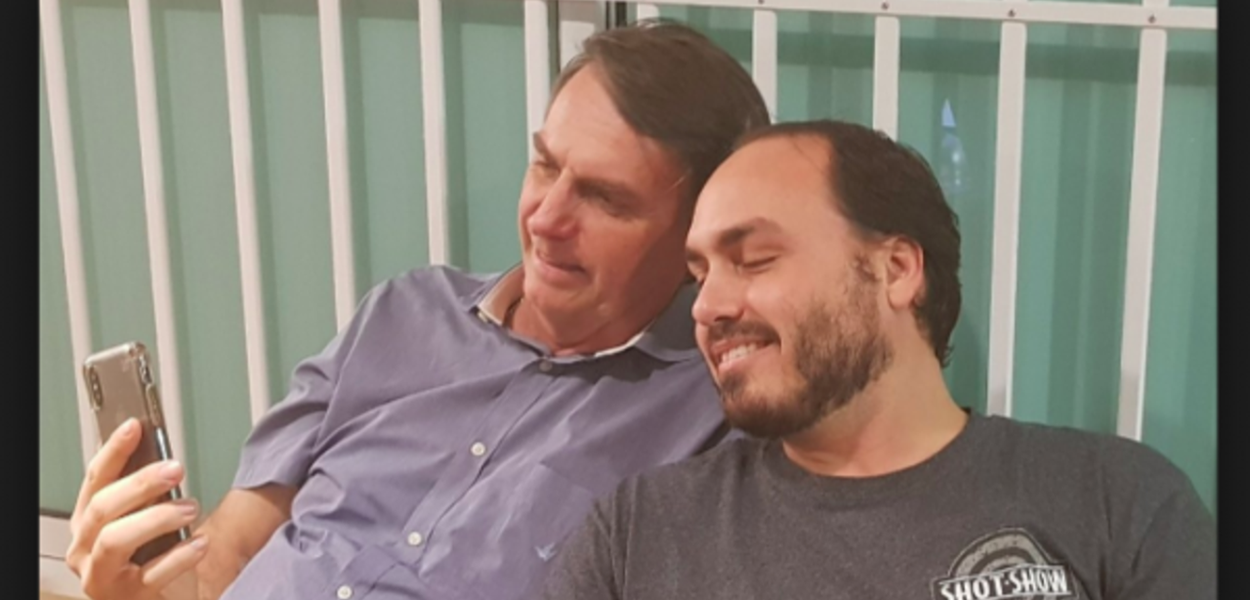 Jair Bolsonaro e Carlos Bolsonaro