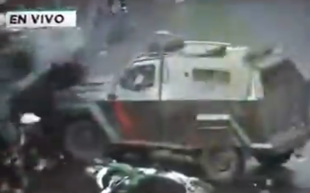 Blindado atropela manifestante no Chile