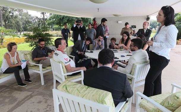 Jair Bolsonaro conversa com jornalistas no Palácio do Alvorada