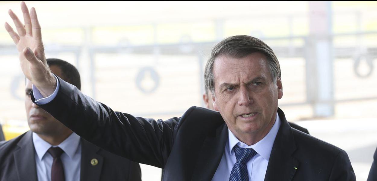 O presidente Jair Bolsonaro fala a  imprensa no Palacio da Alvorada