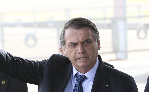 O presidente Jair Bolsonaro fala a  imprensa no Palacio da Alvorada