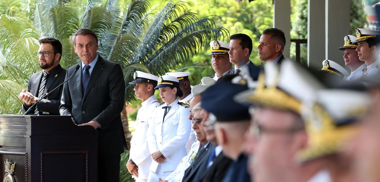 Jair Bolsonaro e militares