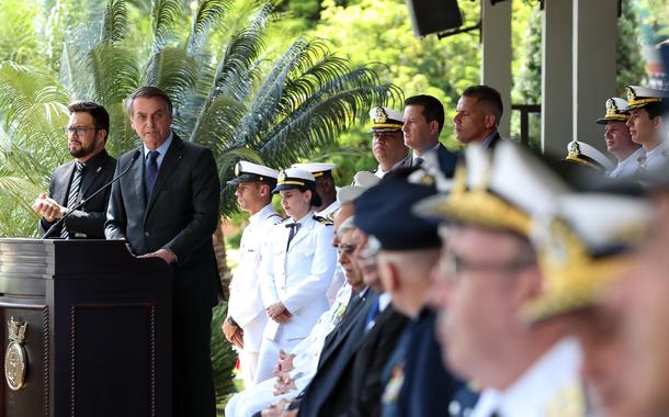 Jair Bolsonaro e militares