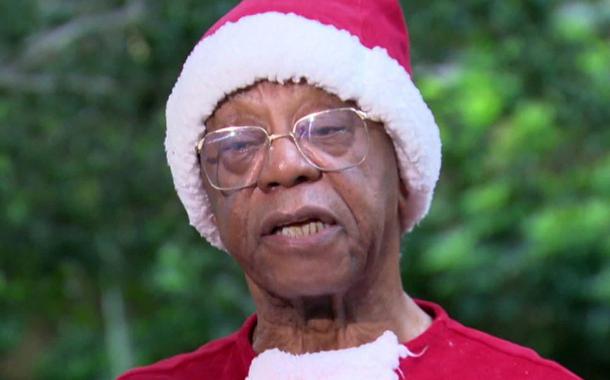 Milton Gonçalves vive o primeiro Papai Noel negro do especial de Natal da Globo