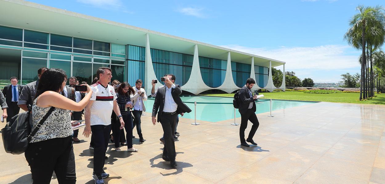 Jair Bolsonaro na saída do Palácio da Alvorada