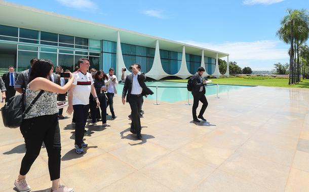 Jair Bolsonaro na saída do Palácio da Alvorada