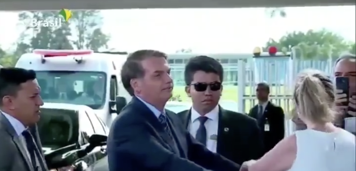 Jair Bolsonaro em frente ao Palácio da Alvorada