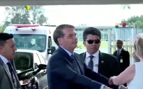 Jair Bolsonaro em frente ao Palácio da Alvorada