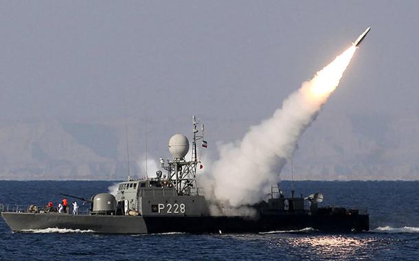 Navio e míssil iranianos 