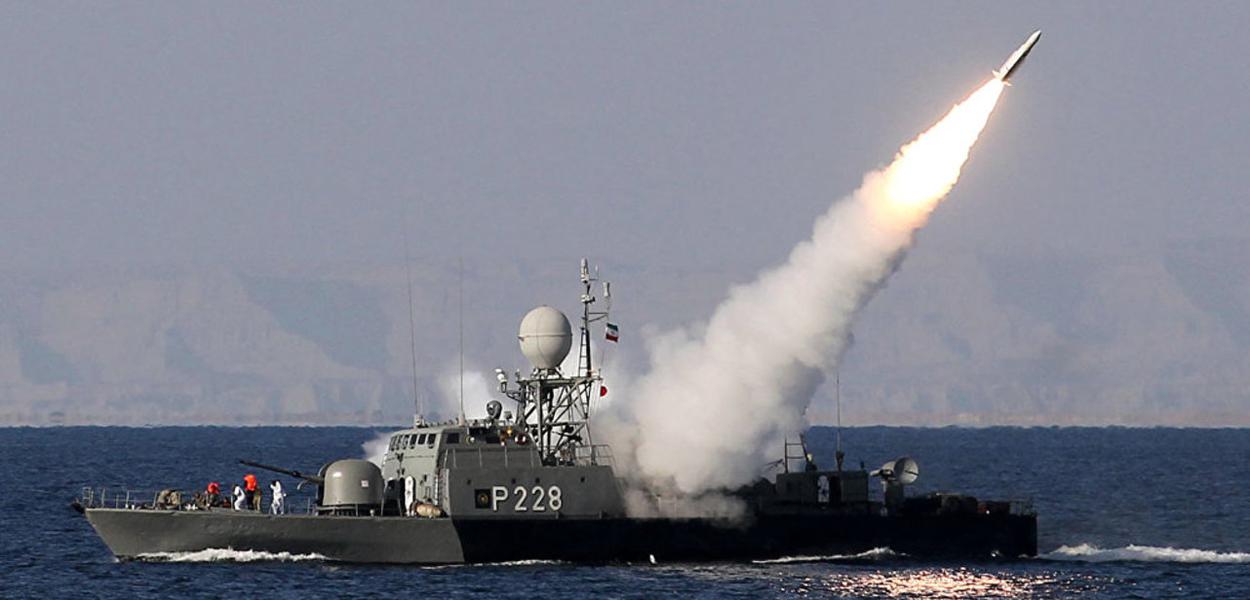 Navio e míssil iranianos 
