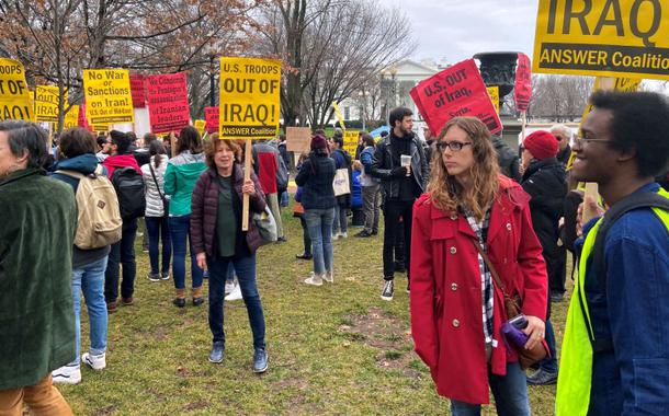 Manifestantes em frente à Casa Branca contra o ataque de Trump no Iraque