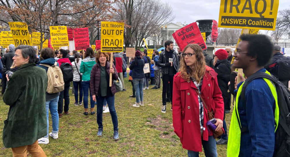 Manifestantes em frente à Casa Branca contra o ataque de Trump no Iraque