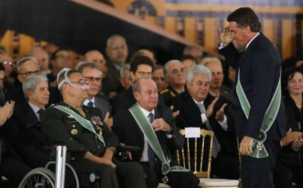 Bolsonaro batendo continência para general Villas Bôas