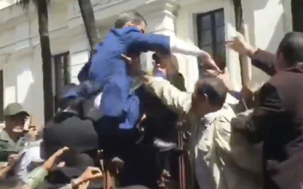 Juan Guaidó tenta invadir prédio da Assembleia Nacional