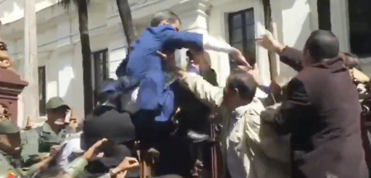Juan Guaidó tenta invadir prédio da Assembleia Nacional