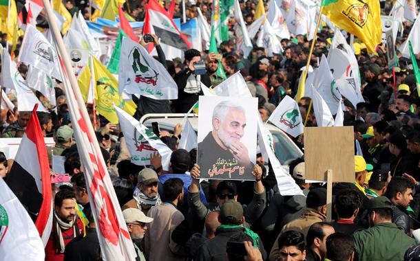Iranianos vão às ruas em funeral de Soleimani